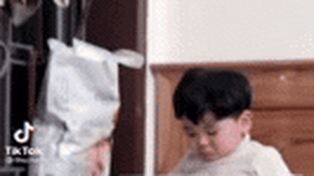 Bé trai 3 tuổi ôm ảnh cưới của bố mẹ khóc lóc dữ dội vì lý do khiến phụ huynh ngã ngửa
