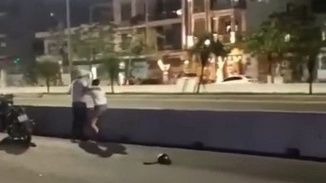 Cô gái xinh đẹp bị người yêu nắm tóc kéo lê trên đường phố Đà Nẵng