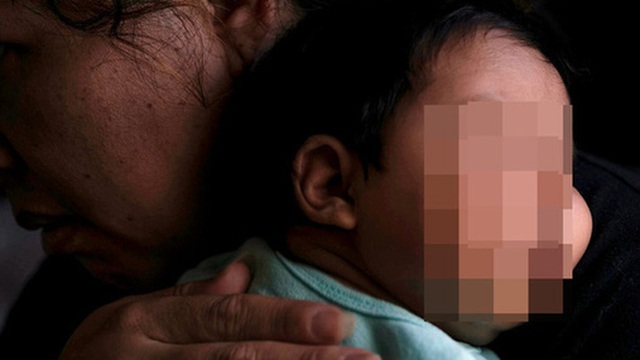 Bi kịch những người mẹ di cư đến miền đất hứa: Cắn răng sinh con không dám kêu đau