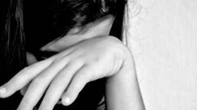 Bố nằm liệt giường, hành động của mẹ với con gái gây phẫn nộ tột độ