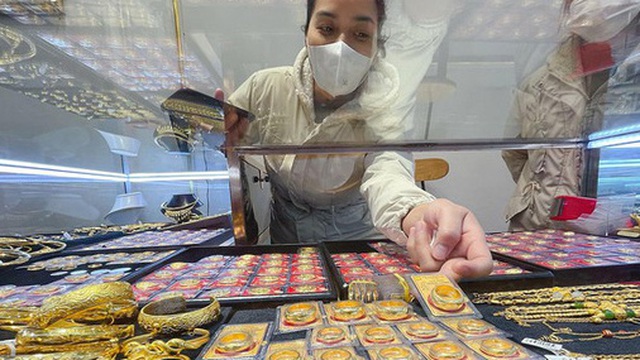 Thị trường vàng: Điên loạn vì cung cầu ép giá