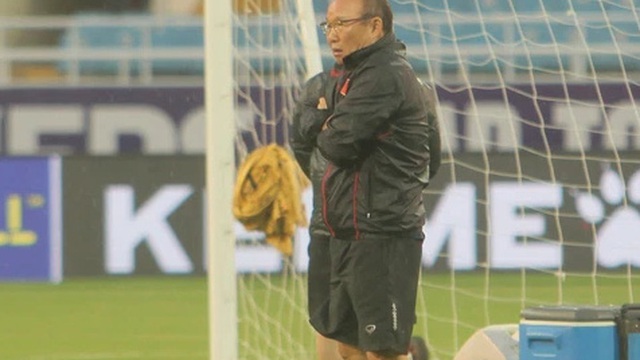 HLV Park Hang-seo co ro dưới mưa lạnh, đội tuyển Việt Nam vất vả vì thiếu người tập luyện
