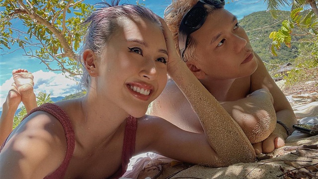 Quỳnh Anh Shyn diện bikini táo bạo, tình tứ bên bạn trai