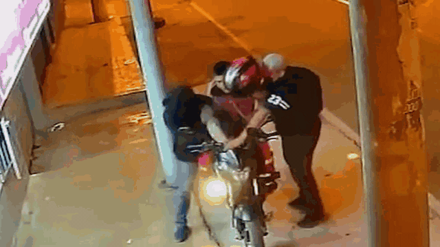 Clip: Đi cướp xe máy, nam thanh niên lỡ tay bắn chết đồng bọn