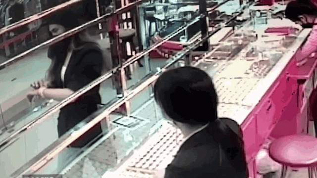 Clip: Nam thanh niên giả gái vào cửa hàng mua đồ trang sức rồi bỏ chạy