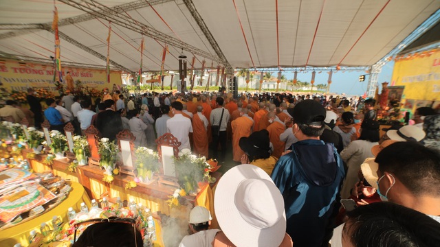 Nghẹn lòng hình ảnh trong lễ cầu siêu lớn nhất Hội An, tưởng niệm 17 nạn nhân vụ lật ca nô
