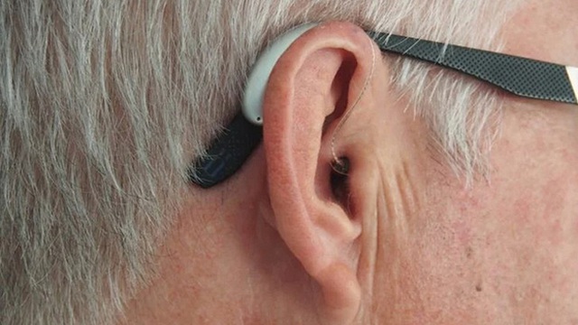 Sinh viên y cấy thiết bị bluetooth vào tai để quay cóp
