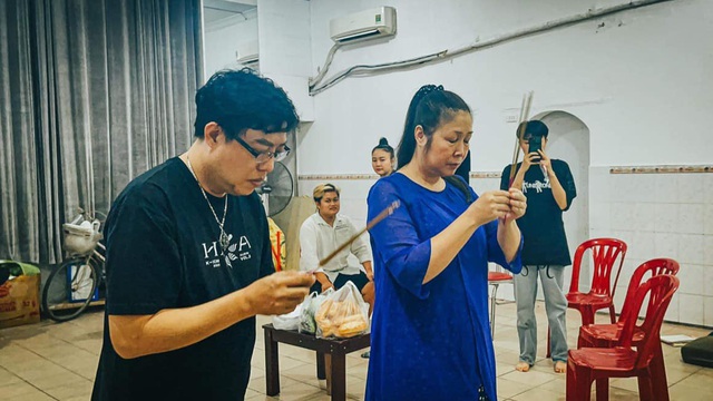 Xúc động Hồng Vân làm lễ cúng cố nghệ sĩ Anh Vũ, Mai Phương tại sân khấu