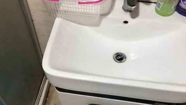 Cô gái phát hiện camera quay lén trong phòng tắm, sốc nặng khi kẻ đứng sau lộ mặt