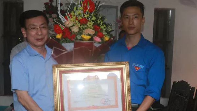 Trao tặng bằng khen của Thủ tướng cho thanh niên lao từ cầu cao 30 m xuống cứu nữ sinh