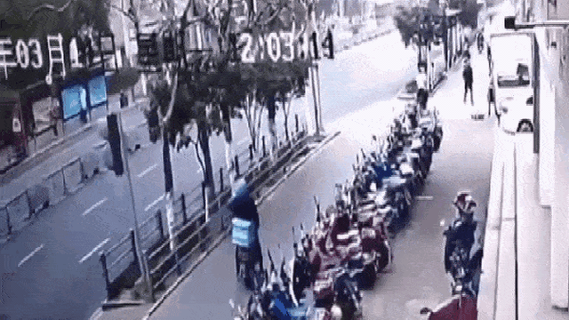Clip: Biển quảng cáo đổ sập xuống đường khiến người xem kinh hãi