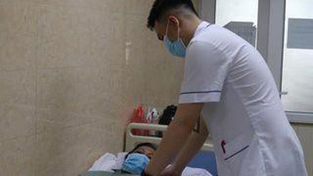 Chỉ tê hai chân, người phụ nữ Nam Định 'bỗng chốc' vừa mù vừa liệt vì căn bệnh nguy hiểm