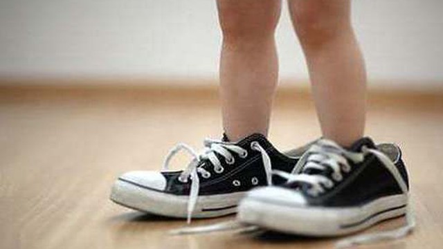 Trẻ “đi giày sớm” và trẻ “luôn đi chân đất” có sự khác biệt ở IQ và 2 điểm này khi lớn lên