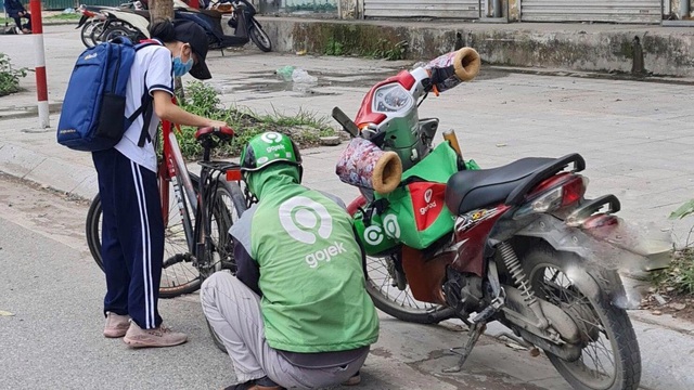 Hành động của anh shipper trên phố Hà Nội khiến người đi đường vội chụp ảnh rồi chia sẻ