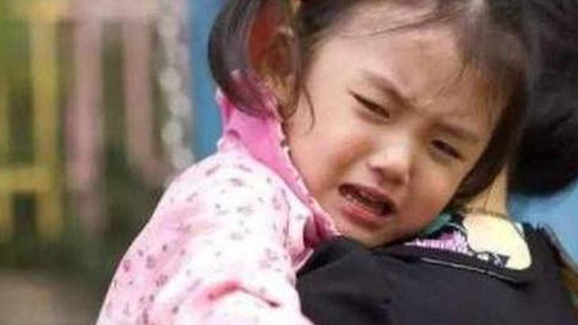 Cặp mẹ con vào quán ăn chỉ gọi 2 món ăn, người phục vụ vừa nhìn đơn lập tức báo cảnh sát