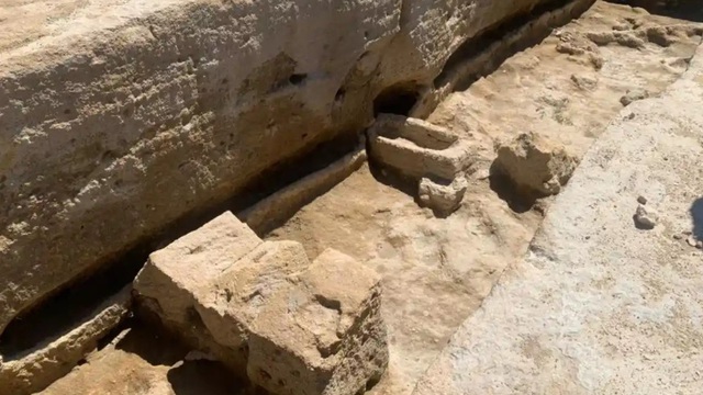 Bất ngờ đào được nghĩa địa nguyên vẹn nằm dưới lòng đất ở Tây Ban Nha