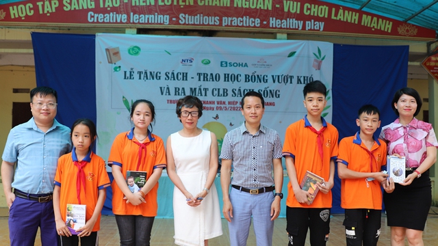 Tặng sách – trao học bổng vượt khó cho học sinh Bắc Giang