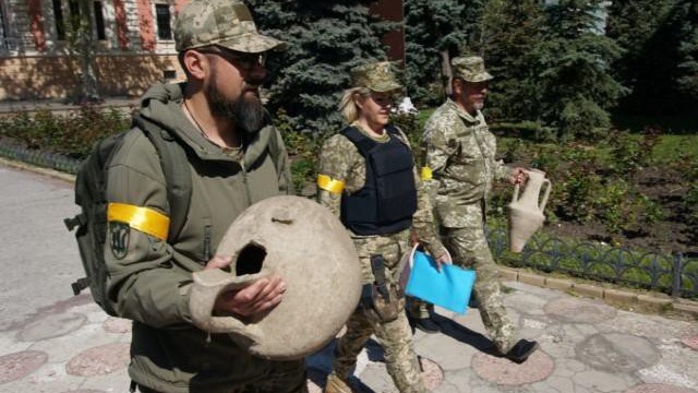 Đang đào chiến hào phòng thủ, binh sĩ Ukraine sửng sốt phát hiện cổ vật quý giá