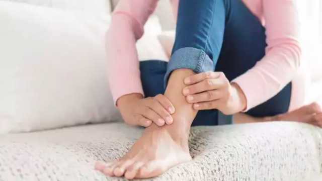Đừng bỏ qua những dấu hiệu khó chịu này ở chân, có thể là cảnh báo cholesterol cao