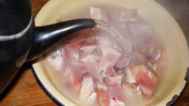 Đừng chần hay rửa nước nóng, đây mới là cách xử lý giúp thịt lợn ra hết chất độc hại