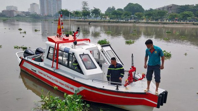 Người nhái 'lặn' hàng giờ tìm cô gái nhảy cầu tự tử