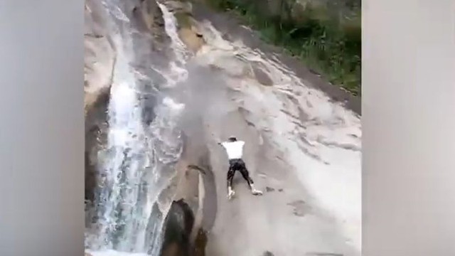 Video: Người đàn ông Trung Quốc sống sót thần kỳ sau khi rơi xuống thác nước