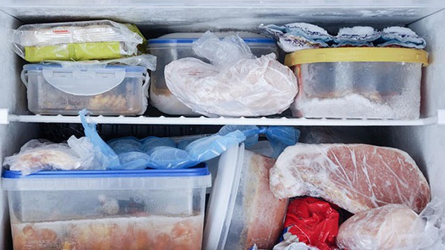 Bao lâu thì nên làm sạch ngăn đông tủ lạnh một lần để tránh tình trạng nhiễm khuẩn đồ ăn?