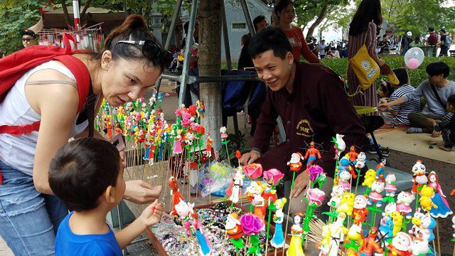 Cuối tuần lên phố đi bộ Hồ Gươm, trải nghiệm trở thành nghệ nhân với giá chỉ 20.000 đồng