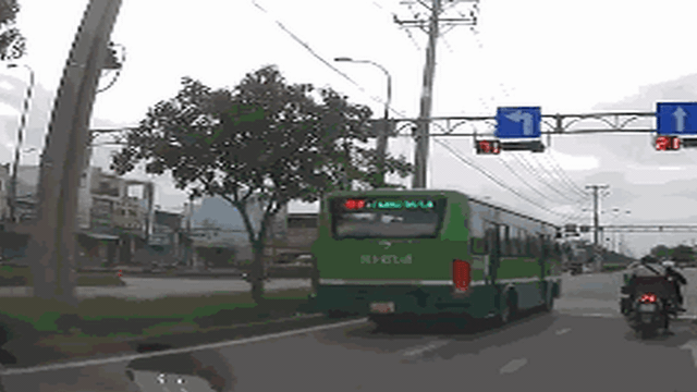 CLIP xe buýt "lao như tên bắn" ở TP HCM, CSGT nói gì?