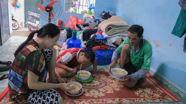 Thương "vợ" bị chồng trước hắt hủi, người đàn ông bao bọc hai mẹ con trong cảnh nghèo khó