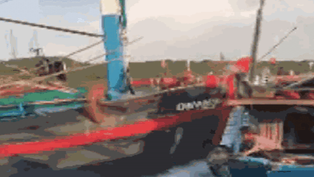 Mâu thuẫn thu mua hải sản, tàu cá ở Quảng Trị bị tông chìm, 6 ngư dân rơi xuống biển