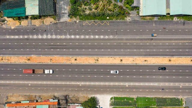 Choáng ngợp 10 làn xe rộng thênh thang ở Đại lộ Nguyễn Văn Linh: Không còn điểm đen ùn tắc