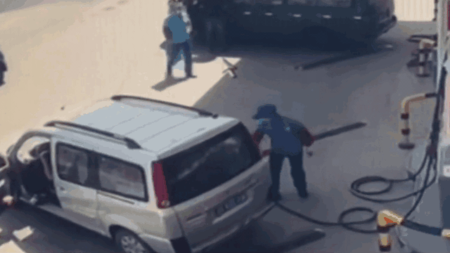 Clip: Kinh hoàng cảnh ô tô bất ngờ bốc cháy khi đang đổ xăng