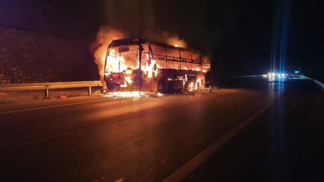 Xe khách bốc cháy trơ khung trên cao tốc Nội Bài - Lào Cai
