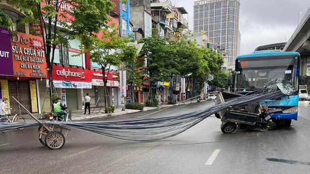 Hà Nội: Xe 3 bánh tự chế chở bó sắt đâm nát đầu xe buýt