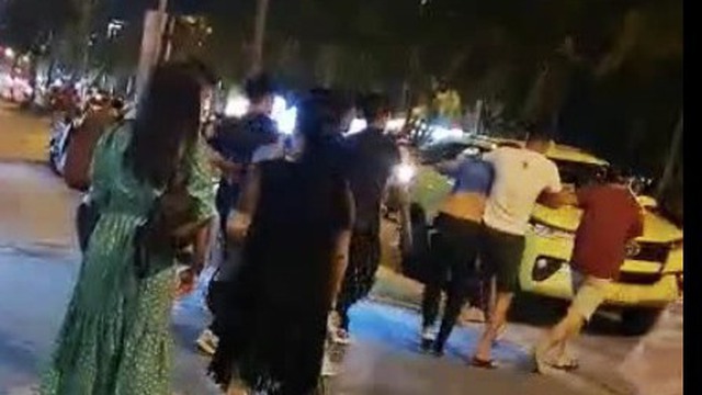 Hướng dẫn viên du lịch bị nhóm người kẹp cổ, kéo đi trước mặt du khách ở Đà Nẵng