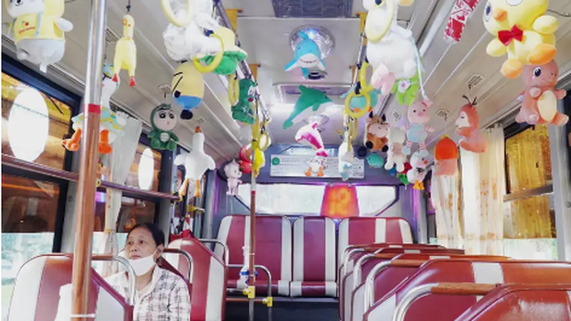 Xe buýt treo hơn 100 con gấu bông đáng yêu nhất Sài Gòn: Chủ nhân là 'cao thủ' gắp thú