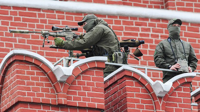 Bảo vệ an toàn cho Tổng thống Putin trước đám đông: Đây là 2 khẩu súng bắn tỉa chưa 1 lần sai sót!