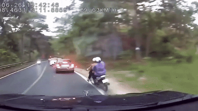 Clip xe máy bất ngờ mất lái tại khúc cua khiến 2 người phụ nữ ngã mạnh xuống đường