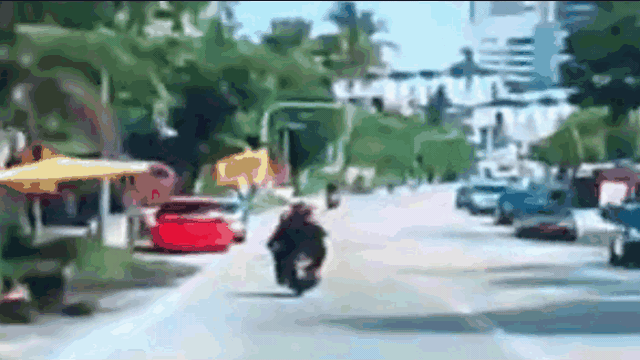 Clip: Bị dừa rơi trúng đầu, người phụ nữ ngã văng xuống đường