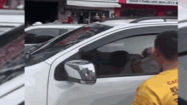 CLIP: Say xỉn, tài xế dừng đèn đỏ rồi… ngủ luôn!