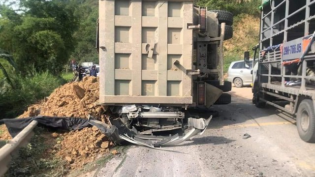 Xe tải lật nghiêng đè xe con bẹp dúm khiến 3 người tử vong
