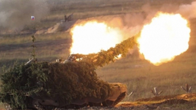 Pháo Nga dội lửa vào đoàn xe tăng Ukraine
