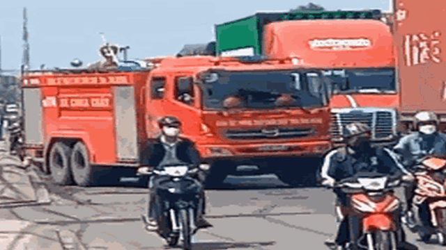 CLIP: Tắc đường trầm trọng ở Bình Dương, xe cứu hỏa bất lực