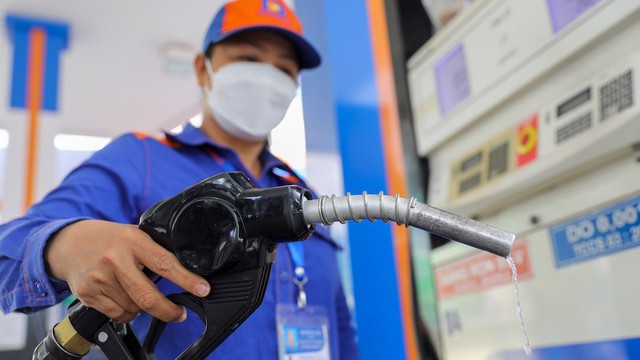 Giá xăng dầu tăng cao kỷ lục, vượt mốc 32.000 đồng/lít?