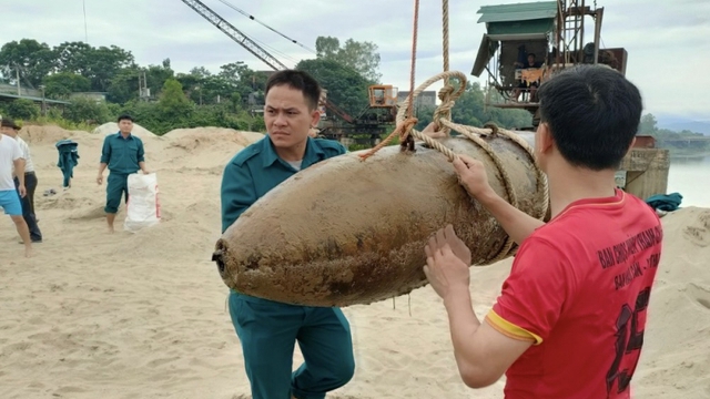 Lặn bắt cá trên sông Lam, đụng phải bom nặng 340kg
