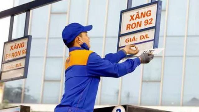 Giá xăng giảm hơn 3.000 đồng mỗi lít