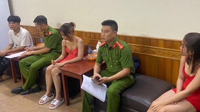Nhân viên cùng khách khỏa thân trong phòng massage