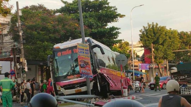 Đà Nẵng: Xe khách chở 40 người lao lên dải phân cách, húc gãy trụ đèn