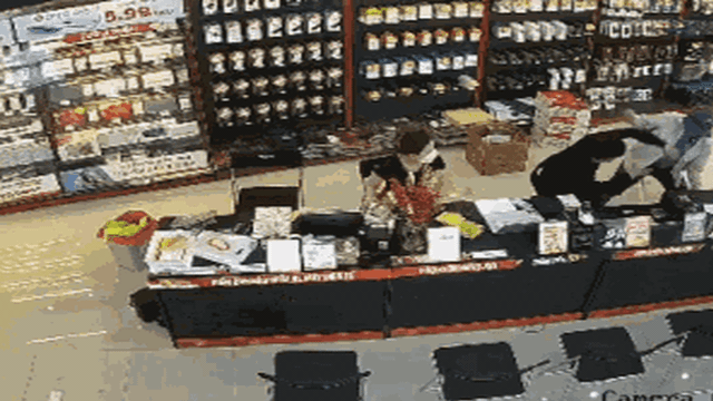 CLIP: Nữ nhân viên tiệm điện thoại ở TP HCM "té như bay" khi gặp cướp